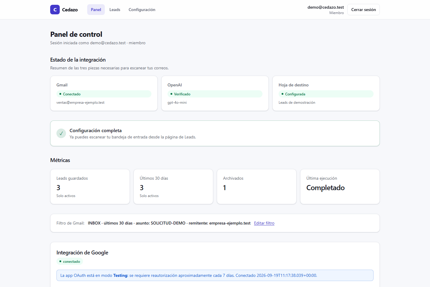 Panel de control de Cedazo con el estado de la integración (Gmail conectado, OpenAI verificado, hoja de destino configurada), un aviso de configuración completa y un resumen de leads guardados en los últimos 30 días.